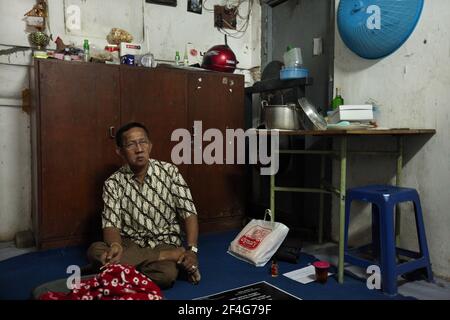 Marionettenmeister (Dalang) Manteb Sudharsono bereitet sich auf die Wayang-Kulit-Performance "Sudamala" im Sasono-Hinggil-Theater in Yogyakarta, Zentraljava, Indonesien vor. Das traditionelle Puppenschattentheater Wayang kulit ist auf den Inseln Java und Bali in Indonesien weit verbreitet. Jede Wayang kulis Aufführung dauert etwa acht Stunden durch die Nacht ohne Pausen und nur ein Marionettenmeister (Dalang) dirigiert alle auf einen Leinenschirm projizierten Marionetten und vokalisiert sie mit unterschiedlichen Stimmen. Obwohl Indonesien ist das bevölkerungsreichste muslimische Land der Welt, Geschichten und Charaktere von Stockfoto