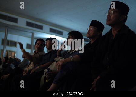 Spektakel bei der Wayang kulit Performance 'Sudamala' im Sasono-Hinggil-Theater in Yogyakarta, Zentral-Java, Indonesien. Das traditionelle Puppenschattentheater Wayang kulit ist auf den Inseln Java und Bali in Indonesien weit verbreitet. Jede Wayang kulis Aufführung dauert etwa acht Stunden durch die Nacht ohne Pausen und nur ein Marionettenmeister (Dalang) dirigiert alle auf einen Leinenschirm projizierten Marionetten und vokalisiert sie mit unterschiedlichen Stimmen. Obwohl Indonesien das bevölkerungsreichste muslimische Land der Welt ist, basieren Geschichten und Charaktere von Wayang kulit Performances auf Stockfoto