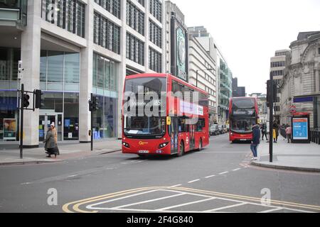 London, Großbritannien - März 20 2021: Ein Bus der Linie 185, betrieben von Go-Ahead, fährt zum Bahnhof Victoria Station, London. Stockfoto