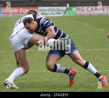 Featherstone, Großbritannien. 03rd Oktober 2020. Jack Sanderson (#25 Bradford Bulls) wird während des Betfred Challenge Cup-Spiels zwischen Featherstone Rovers und Bradford Bulls im Millennium Stadium in Featherstone angepackt Credit: SPP Sport Press Photo. /Alamy Live Nachrichten Stockfoto