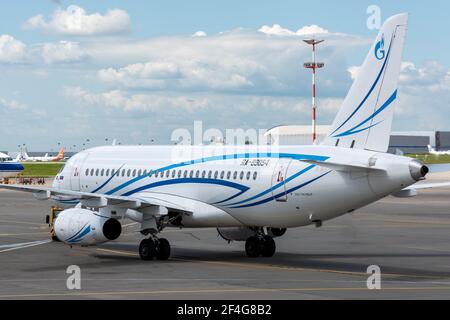 2. Juli 2019, Moskau, Russland. Ein Sukhoi Superjet 100 der Fluggesellschaft Gazpromavia auf dem Flugplatz des Flughafens Vnukovo. Stockfoto