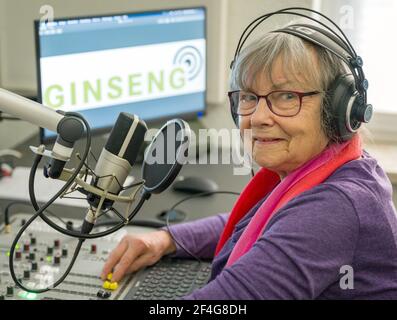 17. März 2021, Brandenburg, Grünheide: Die 77-jährige Dorothea Kiesecker, Mitglied des Vereins Radio Ginseng e.V., sitzt im Sendestudio. Senioren machen jetzt Radio in Grünheide. Ende März soll ihr Dienst gestartet werden - vorerst ausschließlich im Internet. Brandenburgs erster hochrangiger Radiosender will auch jüngere Zuhörer und Mitstreiter anziehen. Moderatoren werden dringend benötigt. Foto: Patrick Pleul/dpa-Zentralbild/ZB Stockfoto