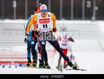 Klingenthal, Deutschland. März 2021, 21st. Nordische Ski/Nordische Kombination: Weltcup, individuell, Großschanze/10 km, Herren, Langlauf, In der Vogtlandarena. Vinzenz Geiger von Deutschland skates über die Strecke. Geiger gewann den zweiten Platz im Gesamtweltcup, reichte aber nur für den sechsten Platz im Finale in Klingenthal. Quelle: Jan Woitas/dpa-Zentralbild/dpa/Alamy Live News Stockfoto