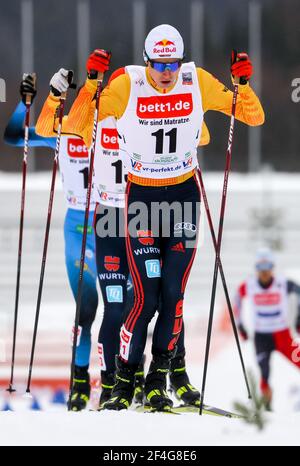 Klingenthal, Deutschland. März 2021, 21st. Nordische Ski/Nordische Kombination: Weltcup, individuell, Großschanze/10 km, Herren, Langlauf, In der Vogtlandarena. Vinzenz Geiger von Deutschland skates über die Strecke. Geiger gewann den zweiten Platz im Gesamtweltcup, reichte aber nur für den sechsten Platz im Finale in Klingenthal. Quelle: Jan Woitas/dpa-Zentralbild/dpa/Alamy Live News Stockfoto