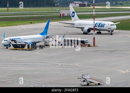 2. Juli 2019, Moskau, Russland. Passagiere steigen an Bord einer Boeing 737 von Pobeda Airlines auf dem internationalen Flughafen Vnukovo. Stockfoto