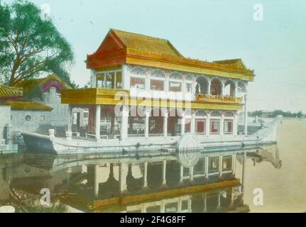 Profilansicht, an einem sonnigen Tag, des Marmorboat-Pavillons am Ufer des Kunming-Sees im Yiheyuan oder Sommerpalast, Peking, China, 1918. Aus der Sammlung Sidney D. Gamble Photographs. () Stockfoto