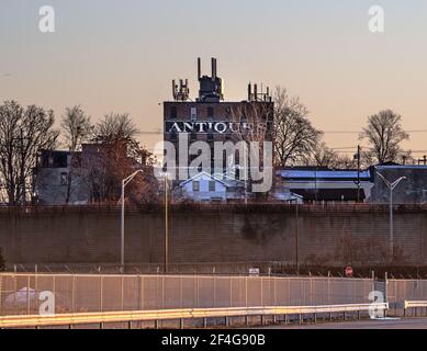 Syracuse, New York, USA. März 21, 2021. Blick auf die Nordseite von Syrakus mit dem Wahrzeichen Syracuse Antiquitätenbörse bei Sonnenaufgang Stockfoto