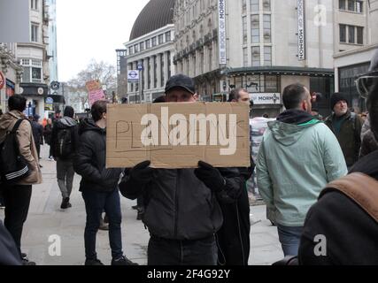 London, Großbritannien - 20 2021. März: Ein Protestler hält ein Zeichen während der Anti-Lockdown-Proteste, die im Zentrum von London stattfanden. Stockfoto