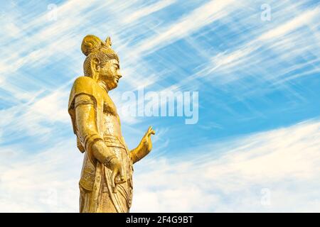 tokio, japan - märz 15 2021: Seitenansicht der buddhistischen goldenen Statue von Kishou Kanzeon Bodhisattva oder kannon bosatsu auf einem Himmelshintergrund im Zensh Stockfoto