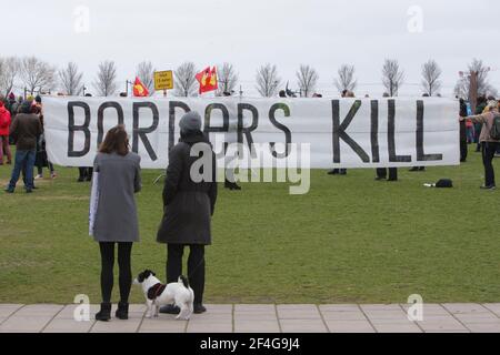 Amsterdam, Niederlande. März 2021, 21st. Aktivisten halten ein riesiges Banner mit dem Schild "Borders Kill" während einer gemeinsamen Demonstration gegen Rassismus und Faschismus im Wester Park inmitten der Coronavirus-Pandemie am 21. März 2021 in Amsterdam, Niederlande. Die Demonstration wird von der Gruppe Komitee März 21, Anti-Rassismus-Koalition, als Ausdruck der Einheit gegen Rassismus, Islamophobie und Antisemitismus organisiert. (Foto von Paulo Amorim/Sipa USA) Quelle: SIPA USA/Alamy Live News Stockfoto