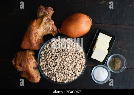 Southern Style Black-Eyed Peas Zutaten: Getrocknete schwarze Augenerbsen, geräucherte Schinken-Hähne und andere Zutaten Stockfoto