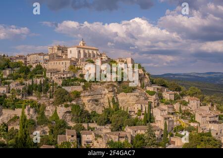 Panoramablick auf die Stadt Gordes in der französischen Provence im September Stockfoto