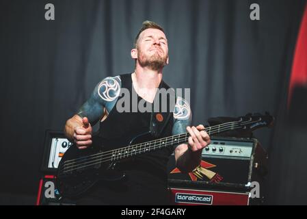 ITALIEN, FIRENZE 2017: Tim Commerford, Bassist der amerikanischen Rap/Rock-Supergruppe Prophets of Rage (bestehend aus Mitgliedern von Rage agains the Machine, Cypress Hill und Public Enemy), live auf der Bühne. Stockfoto