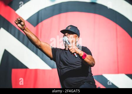 ITALIEN, FIRENZE 2017: Chuck D, Rapper/Sänger der amerikanischen Rap/Rock-Supergruppe Prophets of Rage (bestehend aus Mitgliedern von Rage agains the Machine, Cypress Hill und Public Enemy), live auf der Bühne. Stockfoto