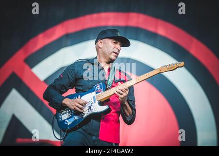 ITALIEN, FIRENZE 2017: Tom Morello, Gitarrist der amerikanischen Rap/Rock-Supergruppe Prophets of Rage (bestehend aus Mitgliedern von Rage agains The Machine, Cypress Hill und Public Enemy), live auf der Bühne. Stockfoto