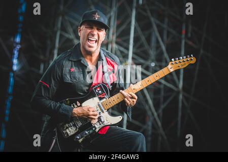 ITALIEN, FIRENZE 2017: Tom Morello, Gitarrist der amerikanischen Rap/Rock-Supergruppe Prophets of Rage (bestehend aus Mitgliedern von Rage agains The Machine, Cypress Hill und Public Enemy), live auf der Bühne. Stockfoto