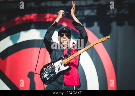 ITALIEN, FIRENZE 2017: Tom Morello, Gitarrist der amerikanischen Rap/Rock-Supergruppe Prophets of Rage (bestehend aus Mitgliedern von Rage agains The Machine, Cypress Hill und Public Enemy), live auf der Bühne. Stockfoto