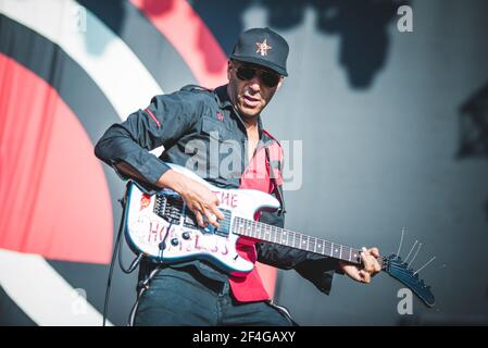 ITALIEN, FIRENZE 2017: Tom Morello, Gitarrist der amerikanischen Rap/Rock-Supergruppe Prophets of Rage (bestehend aus Mitgliedern von Rage agains The Machine, Cypress Hill und Public Enemy), live auf der Bühne. Stockfoto