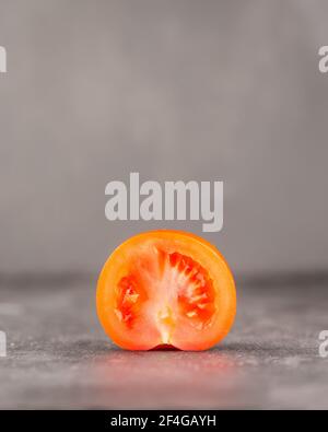 Querschnitt durch Kirschtomaten Stockfoto