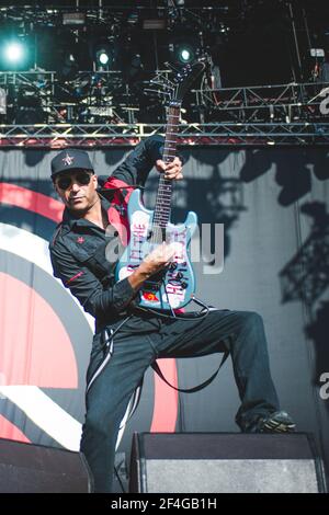 ITALIEN, FIRENZE 2017: Tom Morello, Gitarrist der amerikanischen Rap/Rock-Supergruppe Prophets of Rage (bestehend aus Mitgliedern von Rage agains The Machine, Cypress Hill und Public Enemy), live auf der Bühne. Stockfoto