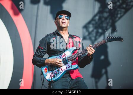 ITALIEN, FIRENZE 2017: Tom Morello, Gitarrist der amerikanischen Rap/Rock-Supergruppe Prophets of Rage (bestehend aus Mitgliedern von Rage agains The Machine, Cypress Hill und Public Enemy), live auf der Bühne. Stockfoto