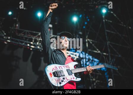 ITALIEN, FIRENZE 2017: Tom Morello, Gitarrist der amerikanischen Rap/Rock-Supergruppe Prophets of Rage (bestehend aus Mitgliedern von Rage agains The Machine, Cypress Hill und Public Enemy), live auf der Bühne. Stockfoto