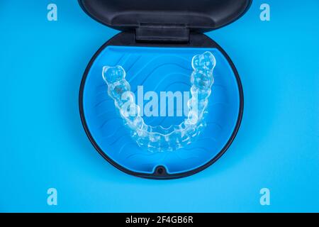 Invisalign transparente Klammern in einem Kunststoffgehäuse. Kieferorthopädische, unsichtbare Halter und Ausrichter Stockfoto