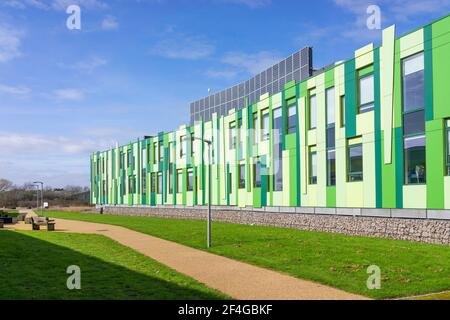 Sonnenkollektoren auf den No,1 Nottingham Science Park Gebäuden bei Nottingham University Science Park Nottingham Nottinghamshire England GB Großbritannien Europa Stockfoto