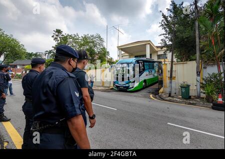 Kuala Lumpur, Malaysia. März 2021, 21st. Ein Bus verlässt die Botschaft der Demokratischen Volksrepublik Korea (DVRK) nach Malaysia in Kuala Lumpur, Malaysia, 21. März 2021. Die malaysische Regierung hat am Sonntag alle Diplomaten der Botschaft der Demokratischen Volksrepublik Korea (DVRK) hierher als Antwort auf dessen Entscheidung, die diplomatischen Beziehungen zu lösen, ausgewiesen. Quelle: Chong Voon Chung/Xinhua/Alamy Live News Stockfoto