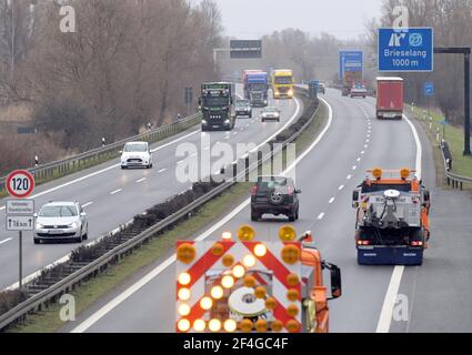 Wustermark, Deutschland. März 2021, 15th. Winterfahrzeuge halten die rechte Spur der Autobahn A10 zwischen dem Autobahnkreuz Berlin-Spandau und dem Autobahnkreuz Brieselang frei, so dass die Arbeiter ungestört entlang der Fahrbahn arbeiten können. Auf einem Abschnitt der Autobahn fehlt die harte Schulter. Quelle: Soeren Stache/dpa-Zentralbild/ZB/dpa/Alamy Live News Stockfoto