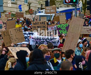 Bristol, Großbritannien. März 2021, 21st. VEREINIGTES KÖNIGREICH. An einem sehr warmen Nachmittag im College Green Bristol nahmen Tausende von Menschen an einer Vigil für Sarah Everard Teil und marschierten dann mit Spruchbändern durch die Stadt und skandierten Kill the Bill. Bild: Robert Timoney/Alamy Live News Stockfoto