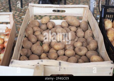 Frische Kartoffeln auf dem Markt Stockfoto