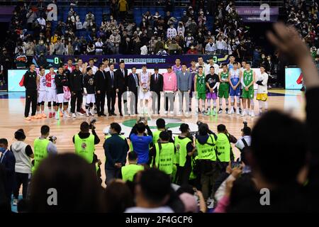 Qingdao, Chinas Provinz Shandong. März 2021, 21st. Teammitglieder beider Seiten versammeln sich nach dem CBA All-Star Game in der Liga der Chinesischen Basketballvereinigung (CBA) 2020-2021 in Qingdao, Ostchina, Provinz Shandong, 21. März 2021, um Fotos zu machen. Quelle: Li Ziheng/Xinhua/Alamy Live News Stockfoto