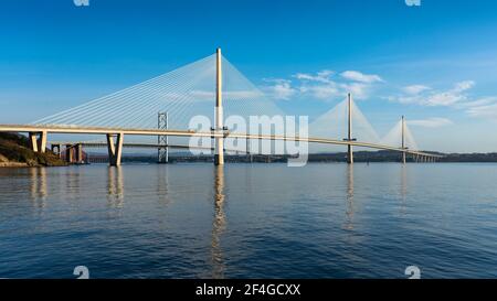 Blick auf Queensferry Überqueren Sie eine lange Kabelbrücke über den Fluss Forth bei North Queensferry, Schottland, Großbritannien Stockfoto