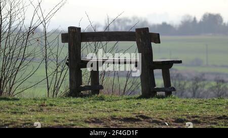 Rückansicht einer leeren Holzbank in einem parken Sie an einem nebligen Tag Stockfoto