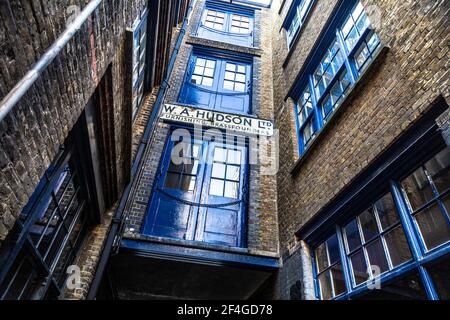 Ladetüren des ehemaligen W A Hudson Ltd Möbelwerkstatt Brassfounders, Shoreditch, London, UL Stockfoto