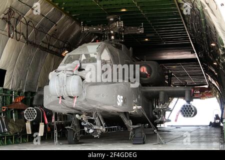 Armee AH-64 Apache-Angriffshubschrauber von einer ISAF-Mission im Irak durch Antonov 124 Transportflugzeug zurückgebracht. Fliegerhorst Gilze-Rijen, Niederlande - Stockfoto