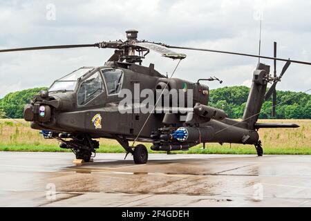 Boeing AH-64 Apache-Angriffshubschrauber auf dem Asphalt der Volkel Air Base. Niederlande - 16. Juni 2007 Stockfoto