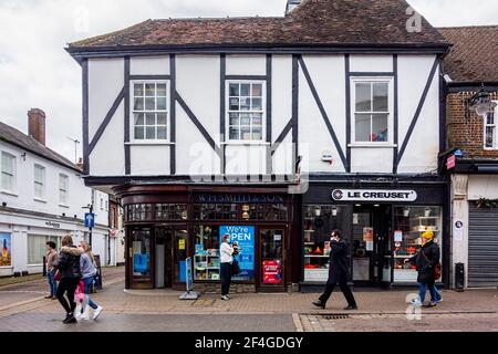 W.H. Geschäfte Smith und Le Creuset, Market Place St. Albans Hertfordshire, Großbritannien Stockfoto