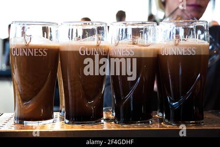 Guinness-Pint werden in einem Pub in Dublin, Irland - 15. Februar 2014 serviert Stockfoto