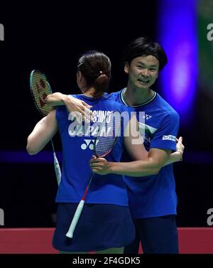 Die Japaner Yuta Watanabe und Arisa Higashino feiern im gemischten Doppelspiel gegen Yuki Yuki Kaneko und Misaki Matsutomo am fünften Tag der YONEX All England Open Badminton Championships in der utilita Arena Birmingham. Bilddatum: Sonntag, 21. März 2021. Stockfoto