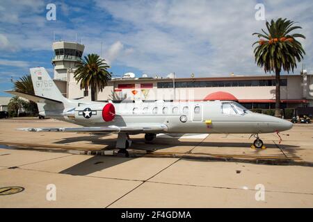 US Marines Cessna UC-35D Citation Jet-Flugzeug auf dem Asphalt der MCAS Miramar. Kalifornien, USA - 15. Oktober 2006. Stockfoto