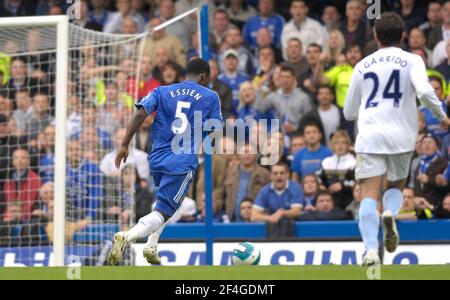 CHELSEA V MAN CITY 27/10/2007. ESSIEN STEHT KURZ VOR DEM TOR. BILD DAVID ASHDOWN Stockfoto