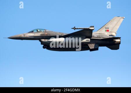 Portugiesischer F-16-Kampfjet der Luftwaffe im Flug über dem Luftwaffenstützpunkt Leeuwarden. März 28, 2017 Stockfoto