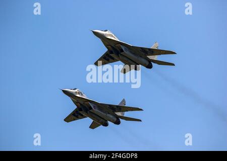 MiG-29 Fulcrum-Kampfflugzeuge der Polnischen Luftwaffe im Flug über dem Fliegerhorst Florennes, Belgien - 15. Juni 2017 Stockfoto