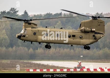 US Army Boeing CH-47F Chinook Transporthubschrauber landet auf einem Flughafen in den Niederlanden - 2. Juli 2020 Stockfoto