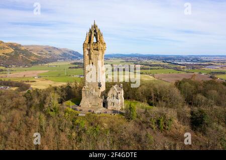 Luftaufnahme des National Wallace Monument (geschlossen während covid-19 Lockdown) , Stirling, Schottland, Großbritannien Stockfoto