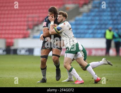 Sale Sharks' Lood De Jager (links) wurde vom Londoner Iren Theo Brophy-Clews (Mitte) und Blair Cowan während des Spiels der Gallagher Premiership im AJ Bell Stadium, Sale, angegangen. Bilddatum: Sonntag, 21. März 2021. Stockfoto