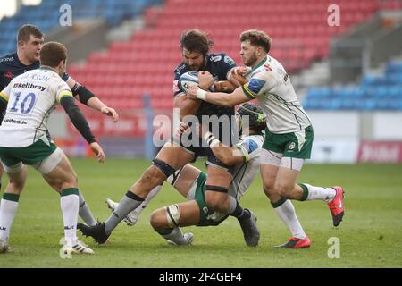 Sale Sharks' Lood De Jager (links) wurde vom Londoner Iren Theo Brophy-Clews (rechts) und Blair Cowan während des Spiels der Gallagher Premiership im AJ Bell Stadium, Sale, angegangen. Bilddatum: Sonntag, 21. März 2021. Stockfoto