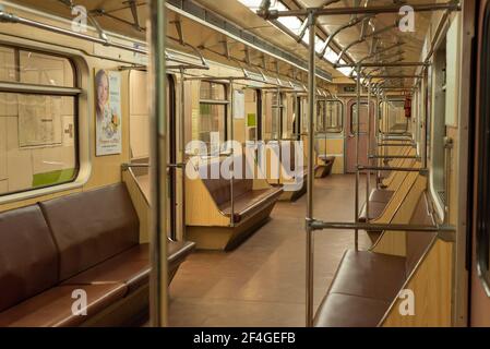 Altmodisch matt braun russischen U-Bahn-Wagen leer Innenraum in Sofia, Bulgarien, Osteuropa, EU Stockfoto